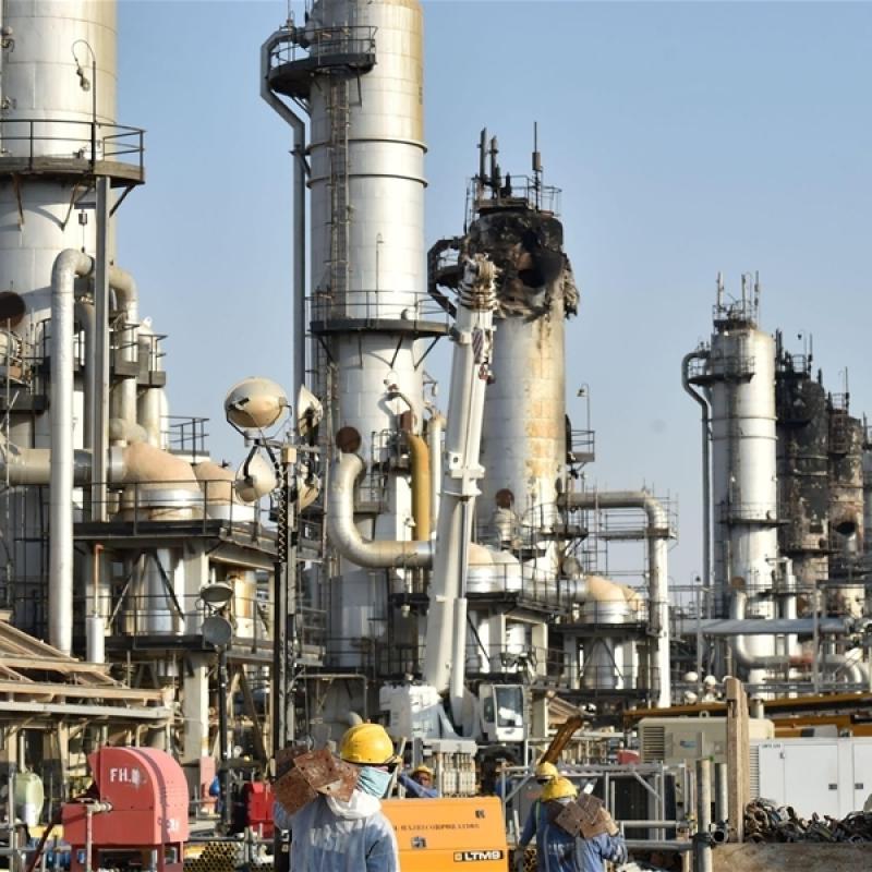 Saudi Arabia kêu gọi kéo dài thỏa thuận cắt giảm sản lượng, giá dầu leo dốc