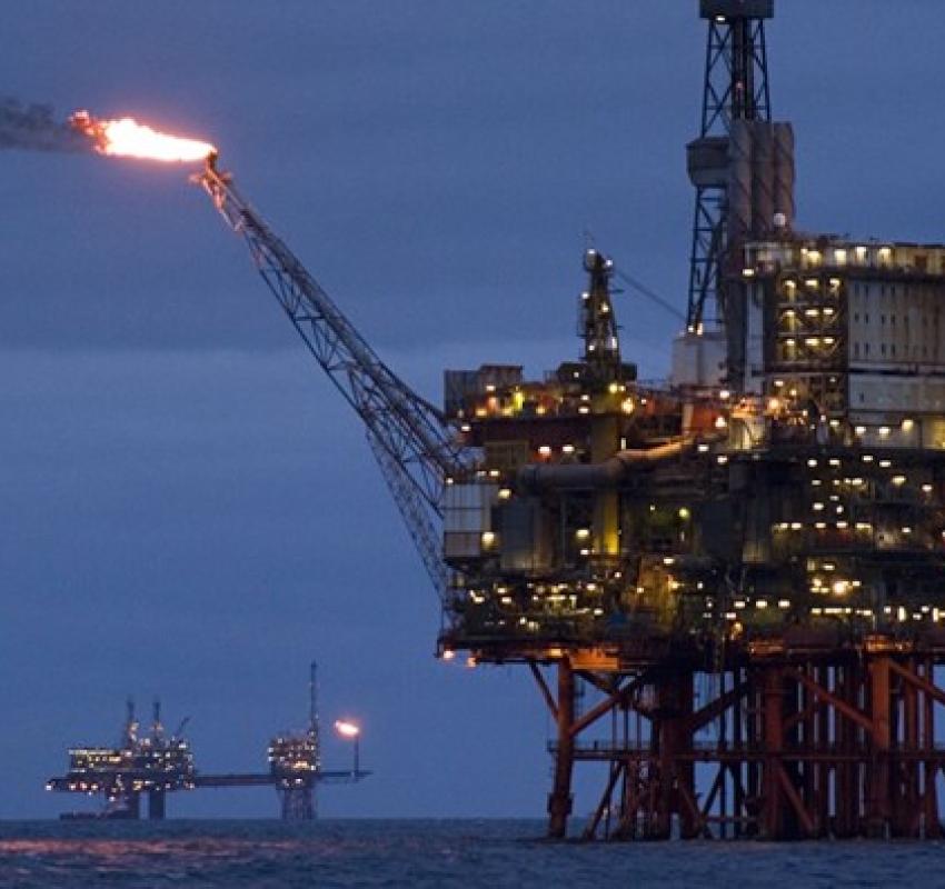 Giá dầu thế giới tăng do dự trữ dầu thô của Mỹ giảm hơn dự kiến