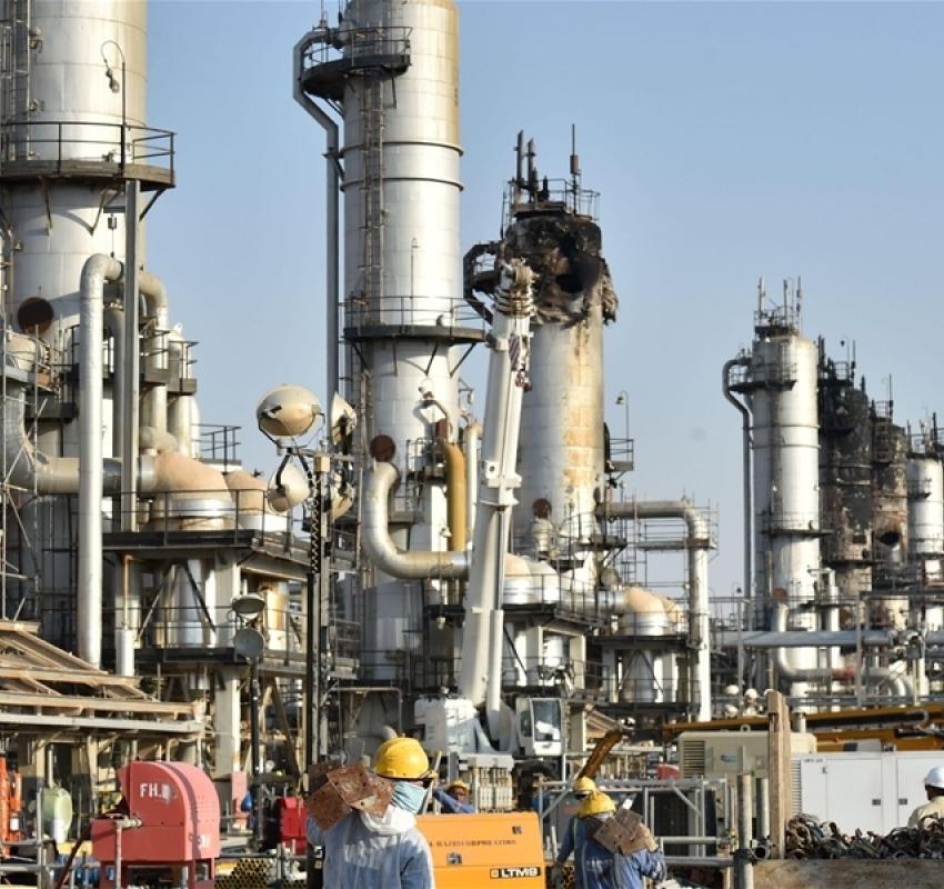 Saudi Arabia kêu gọi kéo dài thỏa thuận cắt giảm sản lượng, giá dầu leo dốc